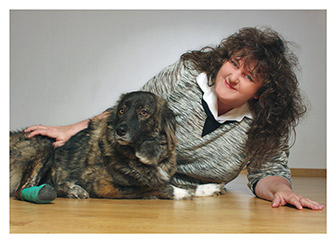 Autorin Gabriele Ennemann mit Hund